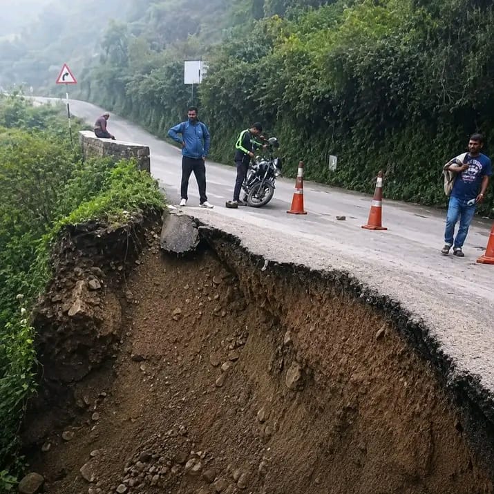 नागढुंगा ओरालोमा सडक भासिएको २१ दिन बित्यो, अझै एकतर्फी यातायात