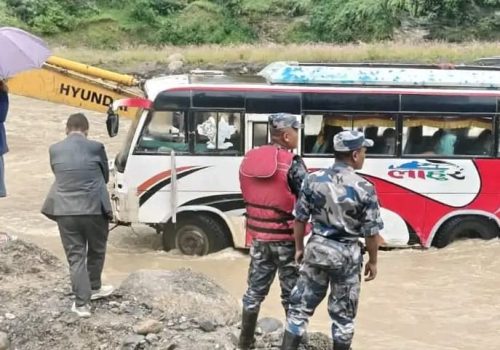 काभ्रेको रोशी खोलामा फसेको यात्रुवाहक बस जेसीबी प्रयोग गरी निकालियो