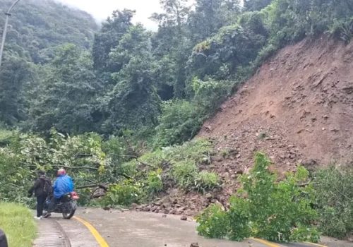 पहिरोका कारण त्रिभुवन राजपथ अवरुद्ध भएको छ