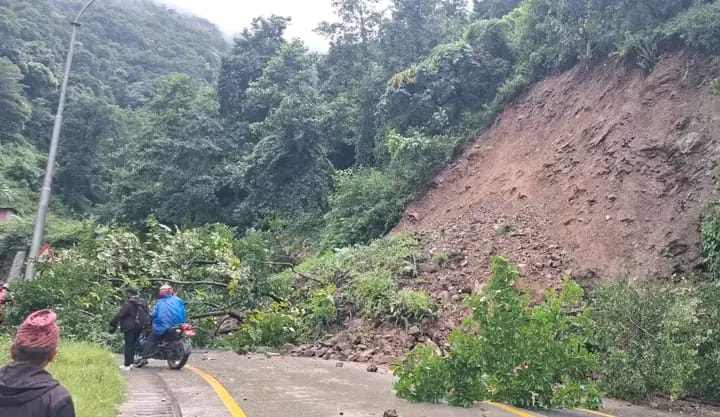 पहिरोका कारण त्रिभुवन राजपथ अवरुद्ध भएको छ