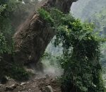 फिसलिङ–बेनीघाट सडकखण्डमा भीषण पहिरो, मानवीय क्षति हुनबाट जोगियो