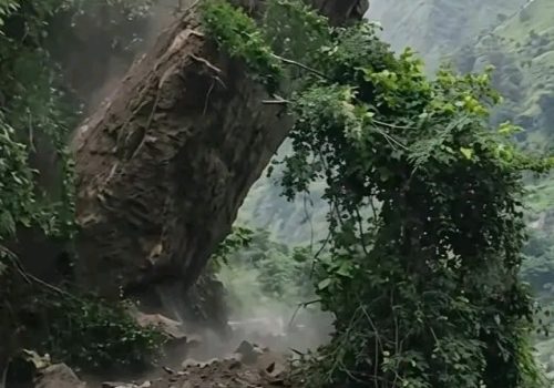 फिसलिङ–बेनीघाट सडकखण्डमा भीषण पहिरो, मानवीय क्षति हुनबाट जोगियो