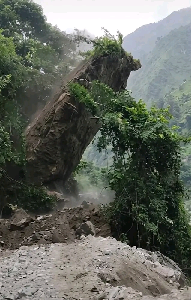 drishtinepal फिसलिङ–बेनीघाट सडकखण्डमा भीषण पहिरो, मानवीय क्षति हुनबाट जोगियो