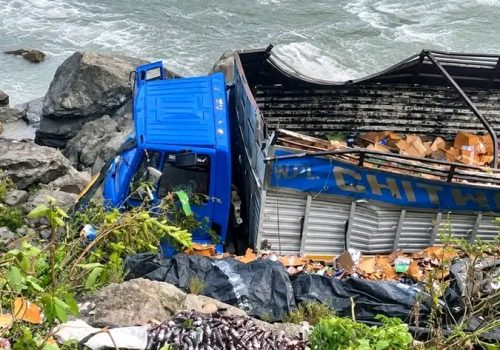 बियर बोकेको ट्रक मर्स्याङ्दी नदी किनारमा खस्यो, बेपत्ता चालक सम्पर्कमा