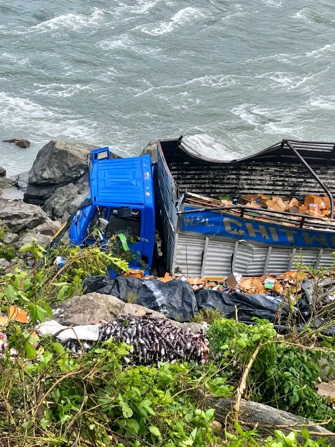 बियर बोकेको ट्रक मर्स्याङ्दी नदी किनारमा खस्यो, बेपत्ता चालक सम्पर्कमा