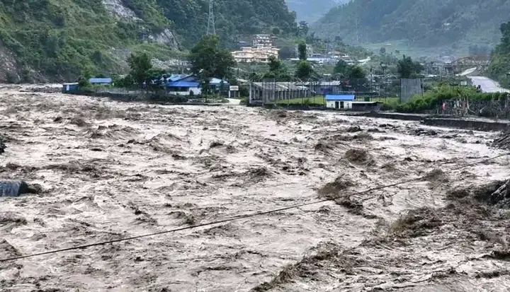 बूढीगण्डकीको बाढीको जोखिमपछि वृद्धाश्रमका ज्येष्ठ नागरिक र गाईबस्तुको उद्धार