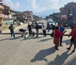 नुवाकोटको बट्टारमा सडक अवरुद्ध, दुर्घटनापछि पीडित पक्षसँग सहमति जुटेन