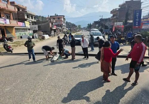 नुवाकोटको बट्टारमा सडक अवरुद्ध, दुर्घटनापछि पीडित पक्षसँग सहमति जुटेन