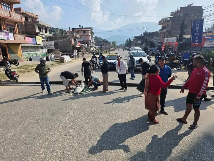 नुवाकोटको बट्टारमा सडक अवरुद्ध, दुर्घटनापछि पीडित पक्षसँग सहमति जुटेन