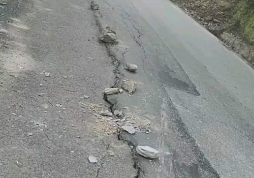 धादिङबेसी–मलेखु सडकखण्डको परेवाटारमा सडक भासियो, एकतर्फी सवारी सञ्चालन