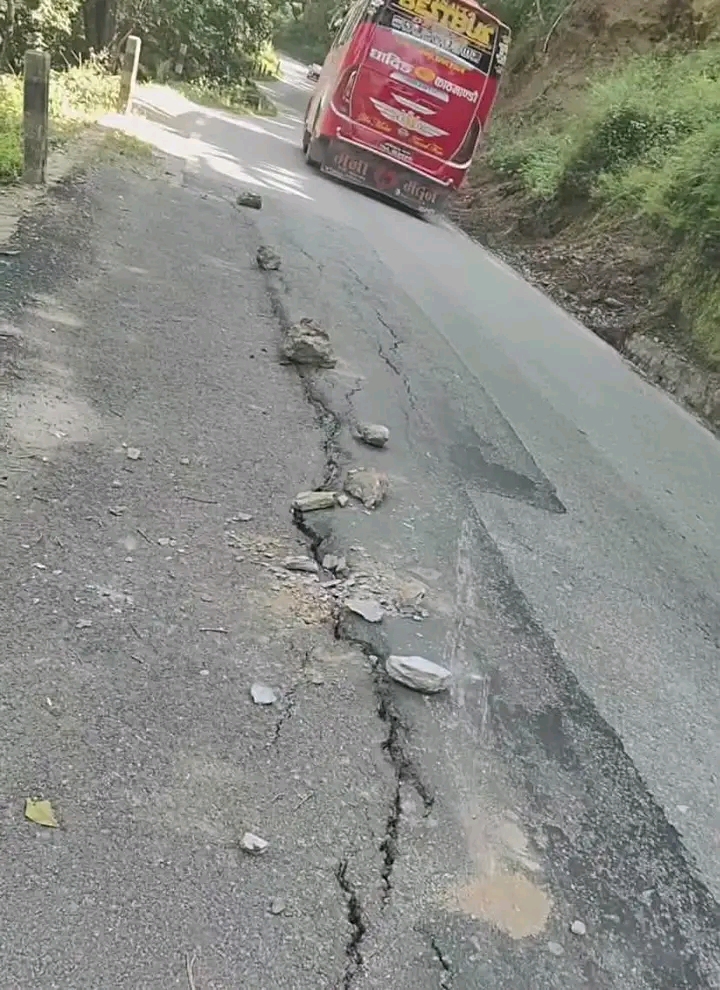 धादिङबेसी–मलेखु सडकखण्डको परेवाटारमा सडक भासियो, एकतर्फी सवारी सञ्चालन
