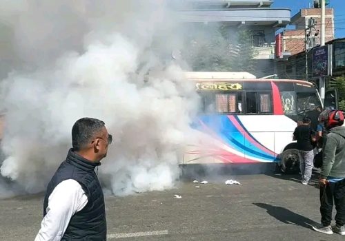 भक्तपुरको कौशलटार चोकमा यात्रुबाहक बसमा आगलागी