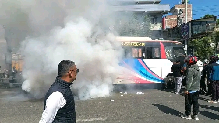 भक्तपुरको कौशलटार चोकमा यात्रुबाहक बसमा आगलागी