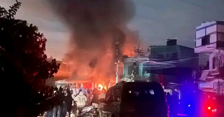 दाङको हापुरे बजारमा भीषण आगलागी, कस्मेटिक पसलका सबै सामान जलेर नष्ट