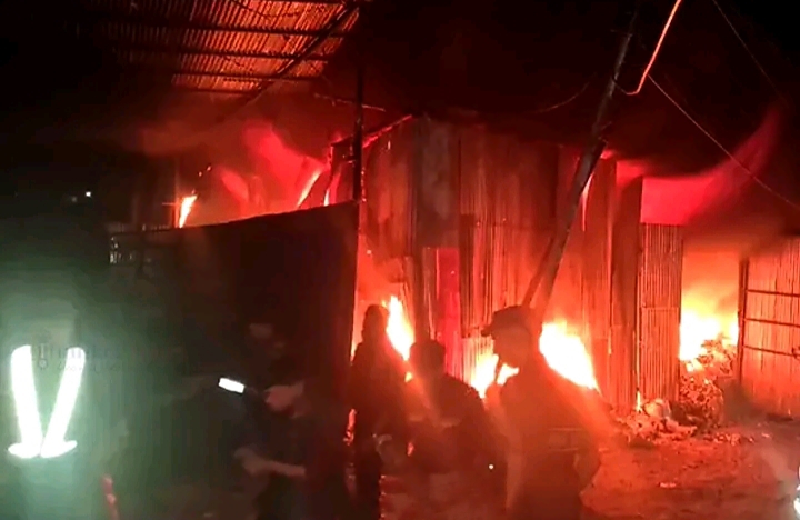 सतुङ्गलस्थित कबाडी संकलन केन्द्रमा भीषण आगलागी, ५ वटा दमकल परिचालन
