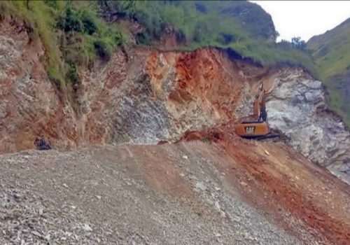 मुगुमा सुक्खा पहिरोले एक्स्काभेटरसहित चालक पुरिए, सहचालक घाइते