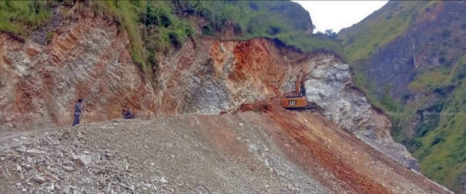 मुगुमा सुक्खा पहिरोले एक्स्काभेटरसहित चालक पुरिए, सहचालक घाइते