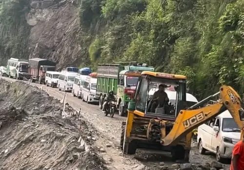 पृथ्वीराजमार्गमा लोड ट्रक बिग्रिँदा सडक एकतर्फी