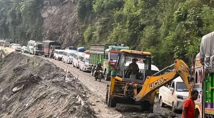 पृथ्वीराजमार्गमा लोड ट्रक बिग्रिँदा सडक एकतर्फी