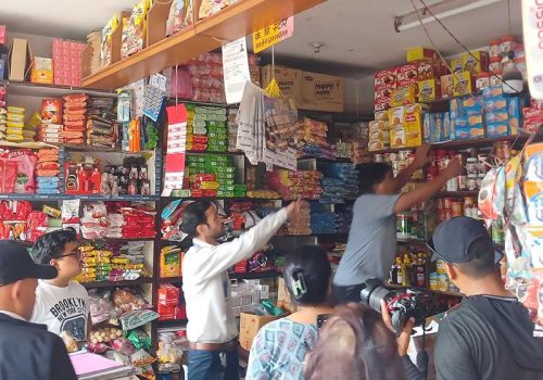 म्याद गुज्रिएका खाद्य सामग्रीमा नक्कली लेबल लगाएर बेच्ने दुई जना पक्राउ