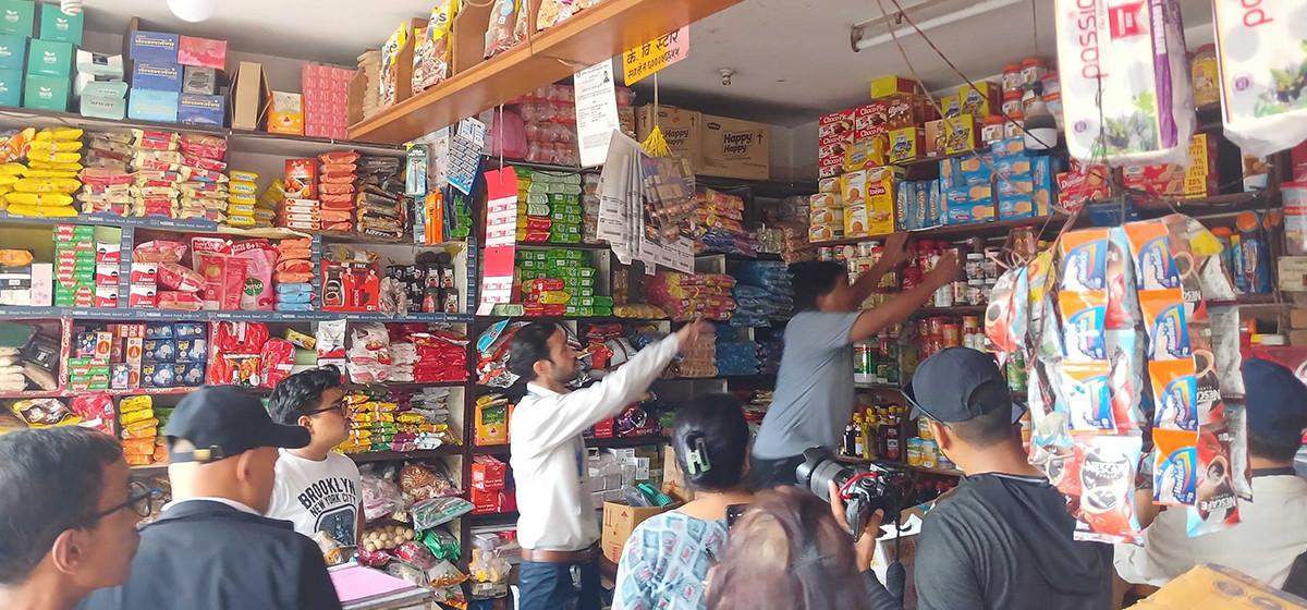 म्याद गुज्रिएका खाद्य सामग्रीमा नक्कली लेबल लगाएर बेच्ने दुई जना पक्राउ