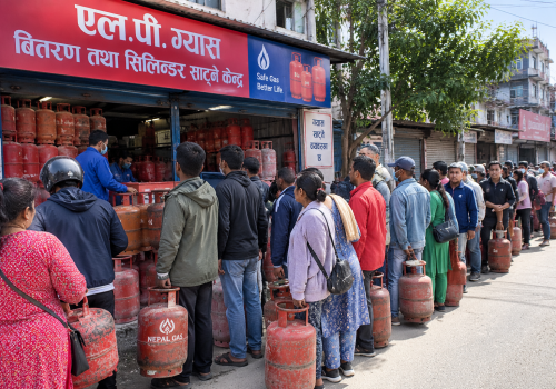 दसैँ नजिकिँदै गर्दा एलपी ग्यासको अभाव, सिलिन्डर बोकेर लाइनमा बस्न बाध्य उपभोक्ता
