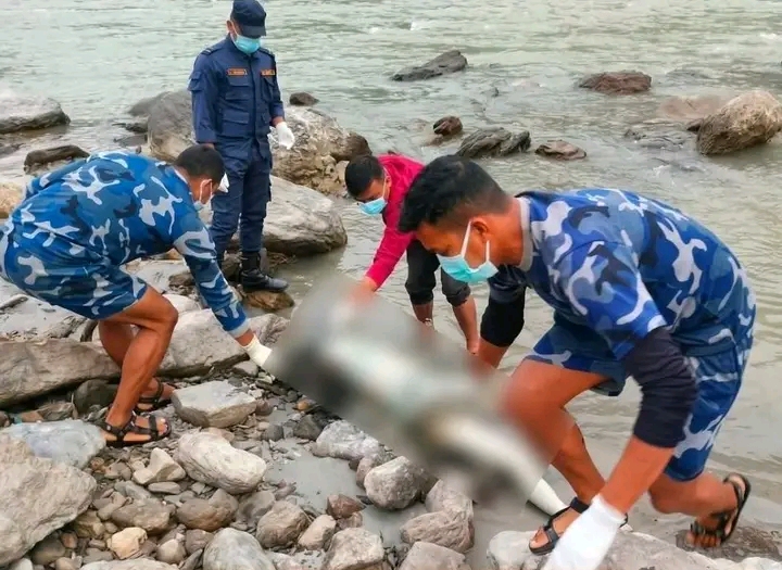 सुनकोशी नदी किनारमा पहिचान नखुलेको पुरुषको शव फेला