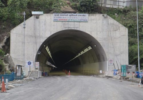 नागढुङ्गा–नौबिसे सुरुङमार्गमा ट्राफिक नियम उल्लङ्घन गर्ने १३ चालक कारबाहीमा