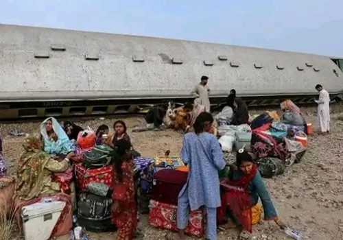 पाकिस्तानमा रेल दुर्घटना : ६ जनाको मृ#त्यु, ३० जना घाइते