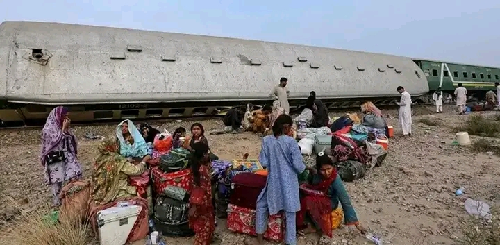पाकिस्तानमा रेल दुर्घटना : ६ जनाको मृ#त्यु, ३० जना घाइते