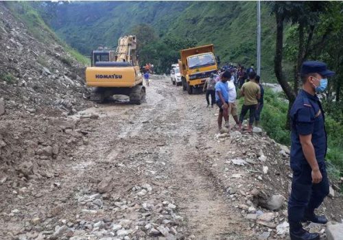 मालढुंगा–बेनी सडकमा पहिरोको जोखिम, दशैंअघि पुल सञ्चालन गर्ने तयारी