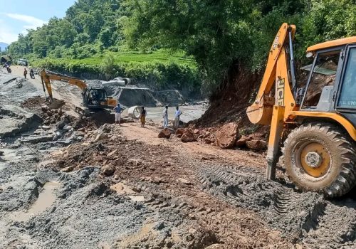 वर्षाका कारण वैकल्पिक सडकमा यात्रा गर्दा विशेष सतर्कता अपनाउन आग्रह