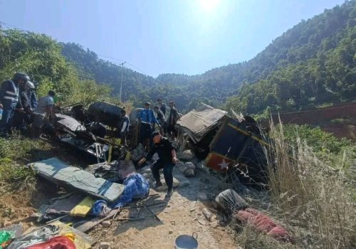 तनहुँमा सिमेन्ट बोकेको ट्रक सडकबाट २० मिटर तल खस्यो, चालकको मृत्यु