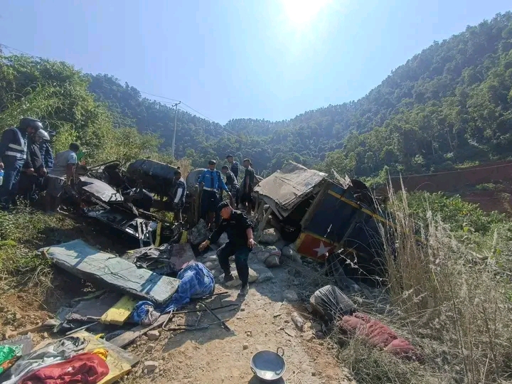 तनहुँमा सिमेन्ट बोकेको ट्रक सडकबाट २० मिटर तल खस्यो, चालकको मृत्यु